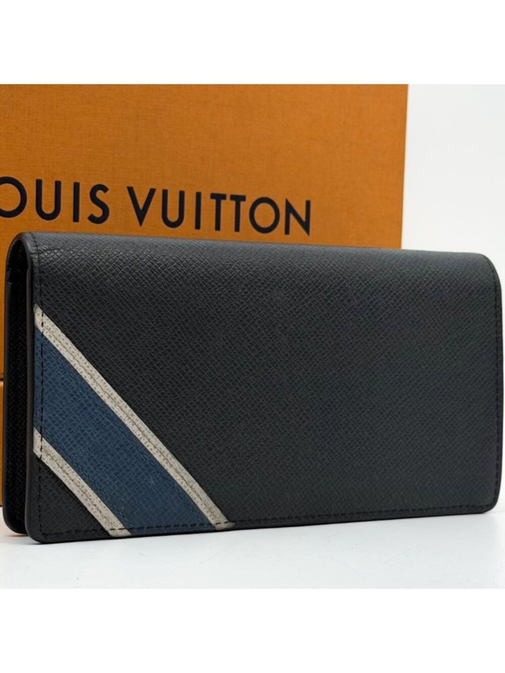 Louis Vuitton Portefeuille Brazza Taiga Wallet